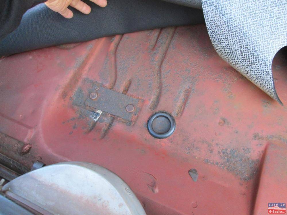 1970 Exhaust Hanger Plate with corner screw versus center screw.jpg