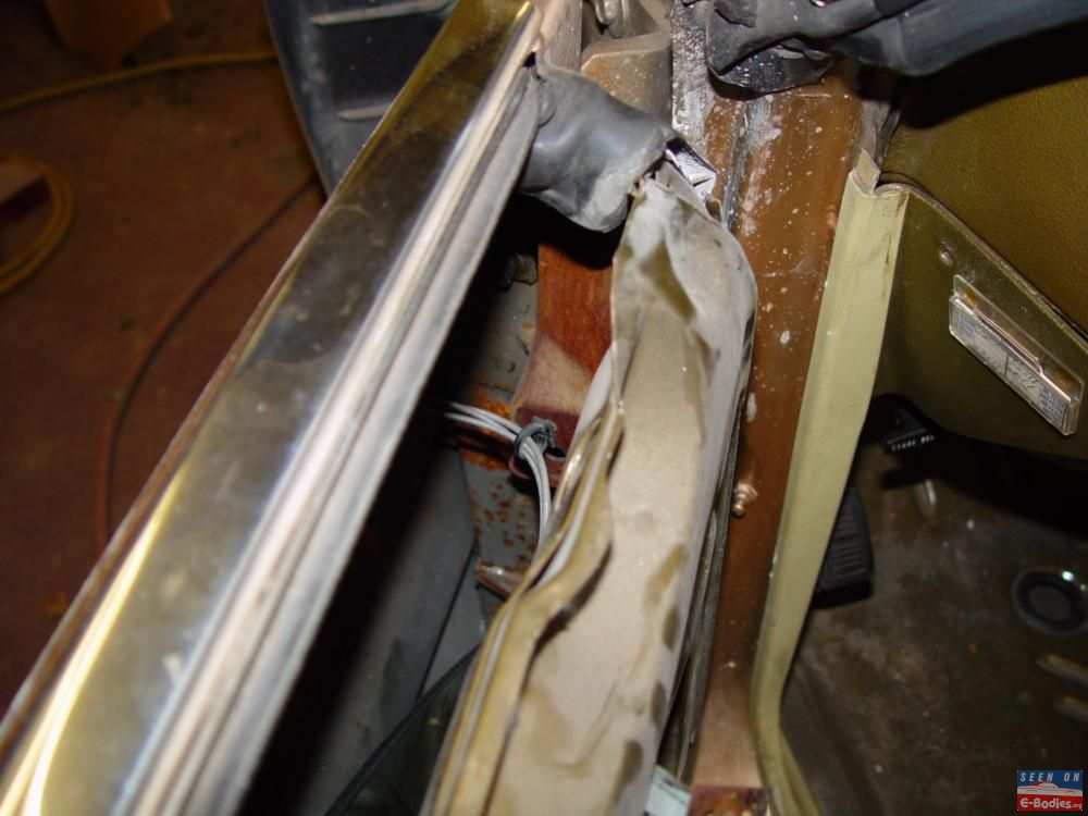 1971-74 Mirror Cable Around Front of Door Glass.jpg