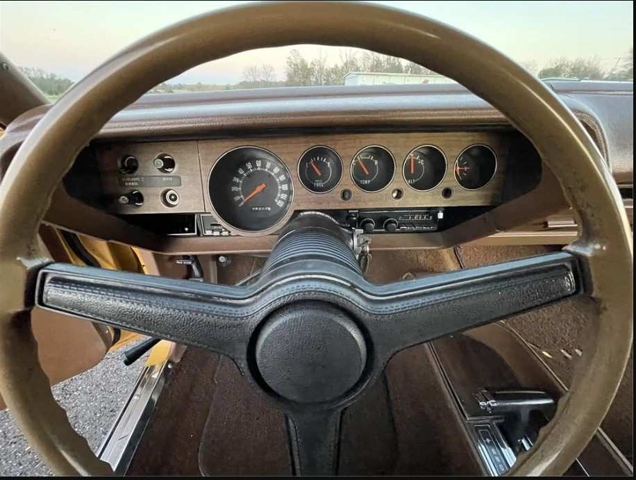 1971 GranCoupe PRT7 Tan Dash.jpg
