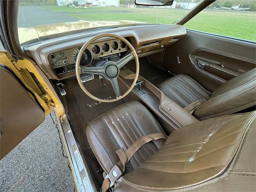 1971 GranCoupe Standard PR Leather Interior (2).jpg