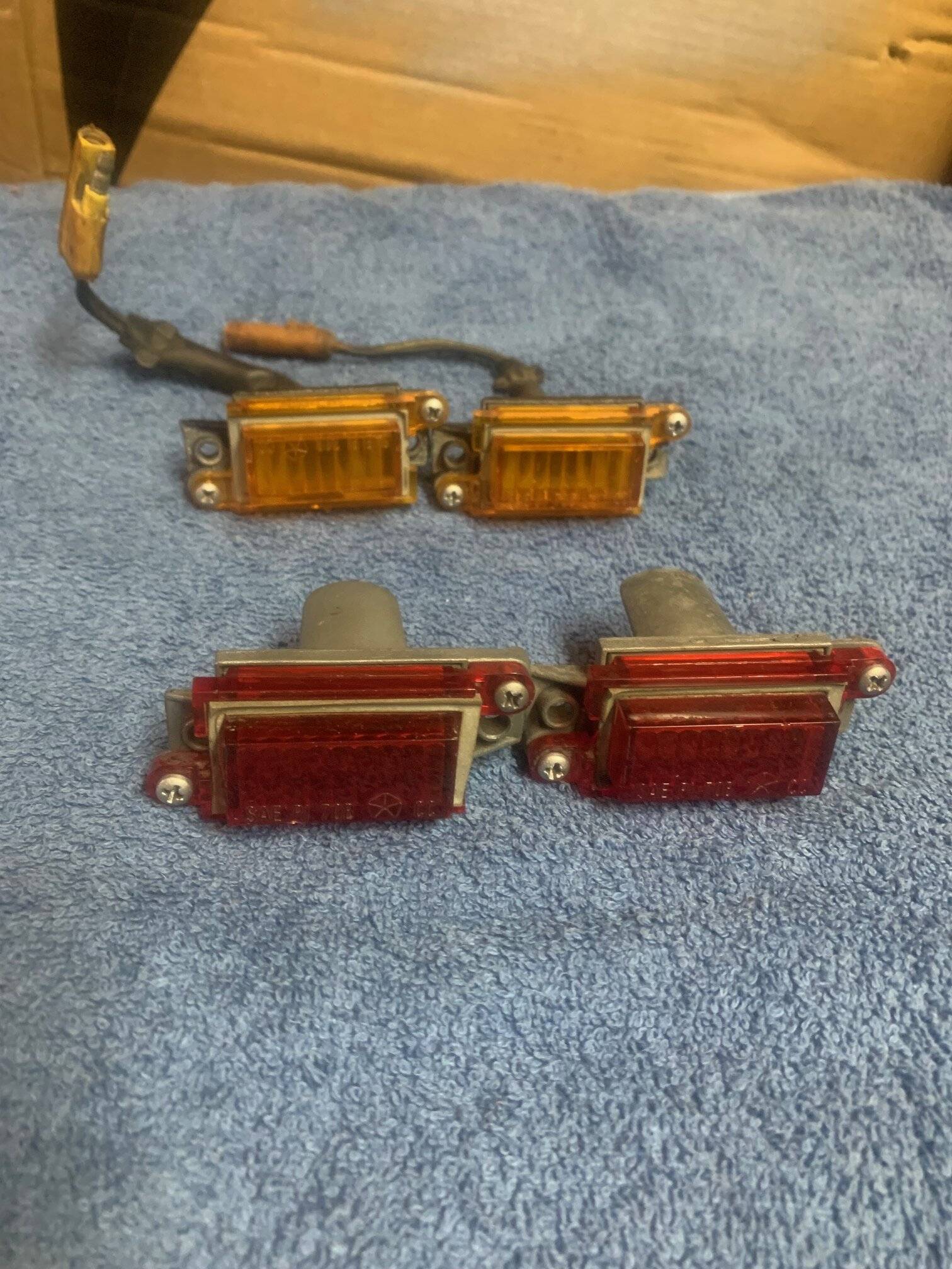 70-71 cuda side marker lights...........jpg
