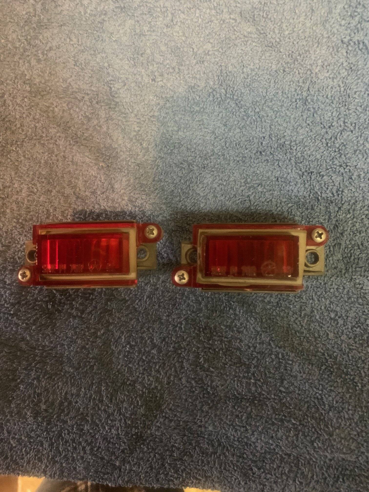 70-71 cuda side marker lights.........jpg
