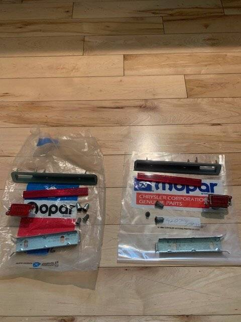 70-71 NOS Cuda rear side marker lights pr.....jpg