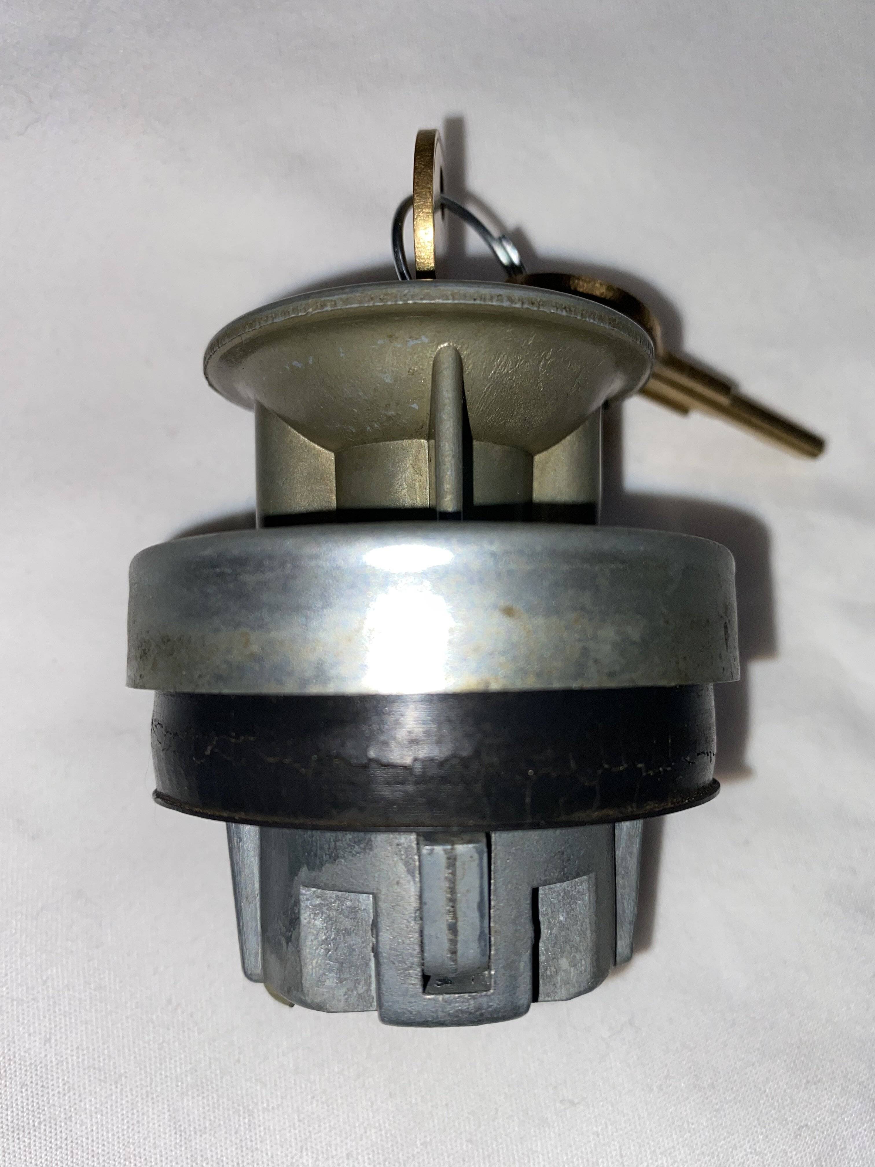70 CHALL LOCK GAS CAP 6.jpg