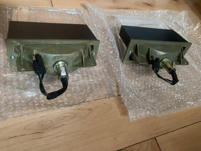 70 CUDA TURNSIGNAL ASSEMBLIES..........jpg