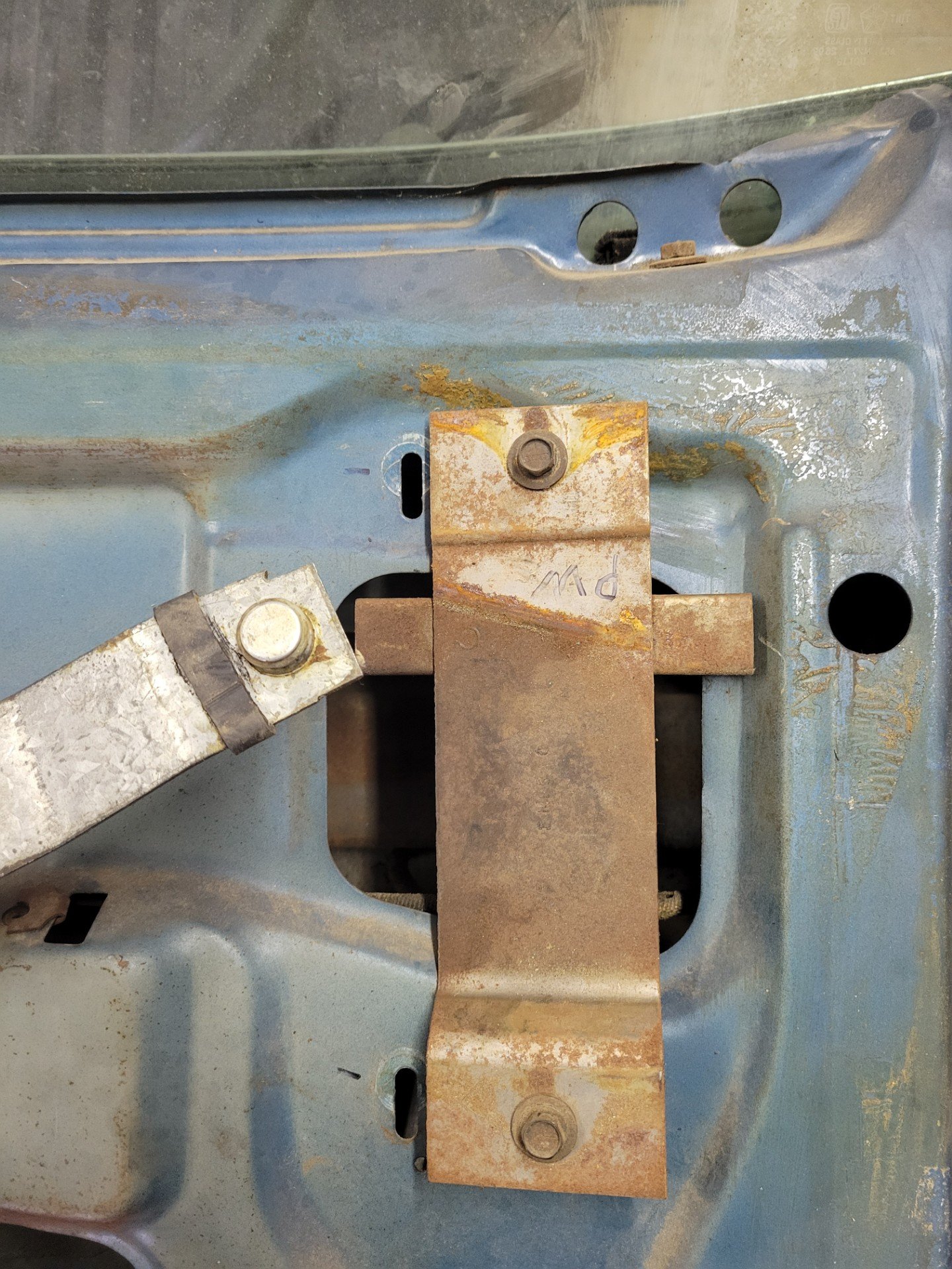 70Chall Passenger Door Window Regulator Pivot Bracket_12Feb26.jpg