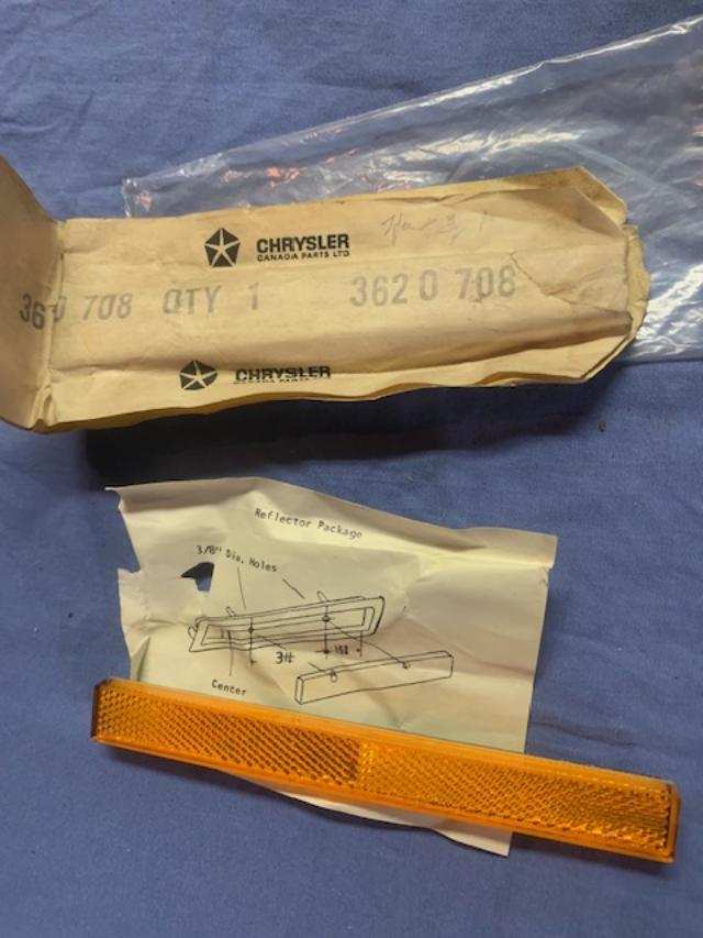 amber nos side marker parts 70-71 cuda....jpg