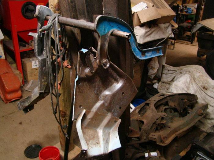 Cuda 71 -74 E-Body Trunk Hinges and support bracket 8-17-2018 003.JPG
