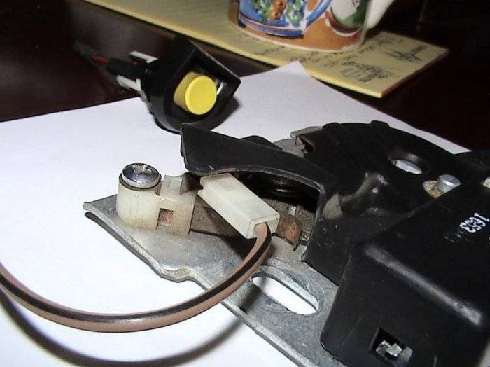 Elec trunk release.jpg