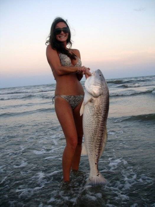 girls_fishing_in_bikinis_06.jpg