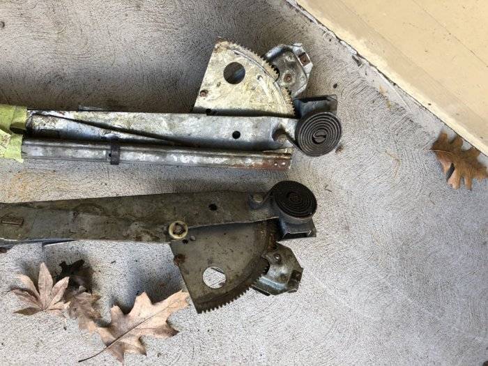 SOLD 197074 Challenger Cuda Front Door Window Regulators For E