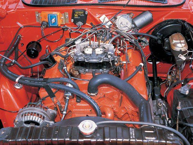 mopp_0107_02_z+1971_dodge_challenger_r_t+engine.jpg