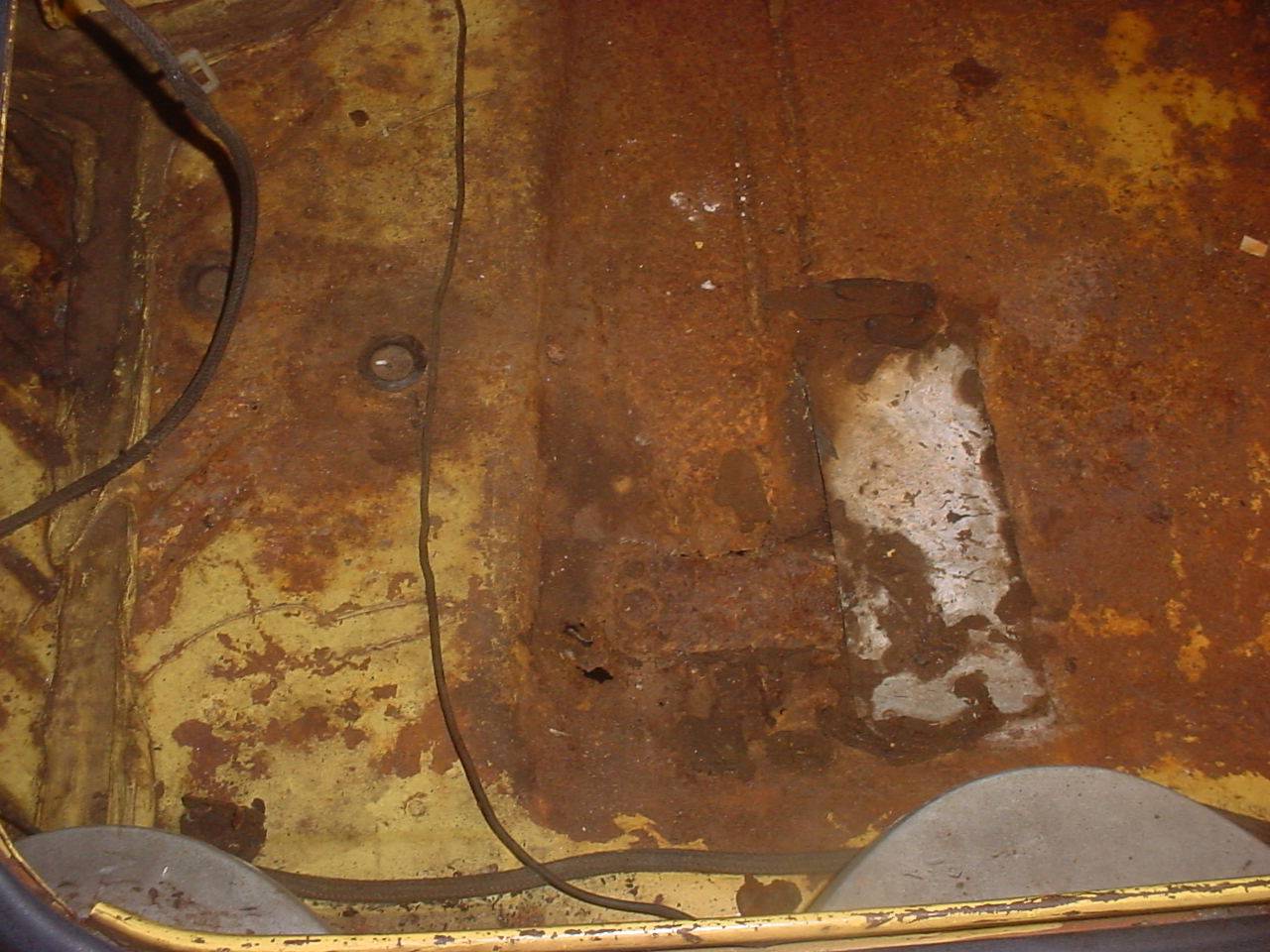 trunk fl left.JPG