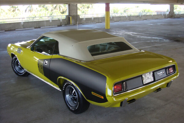 71CuriousYellowCuda'5.jpg