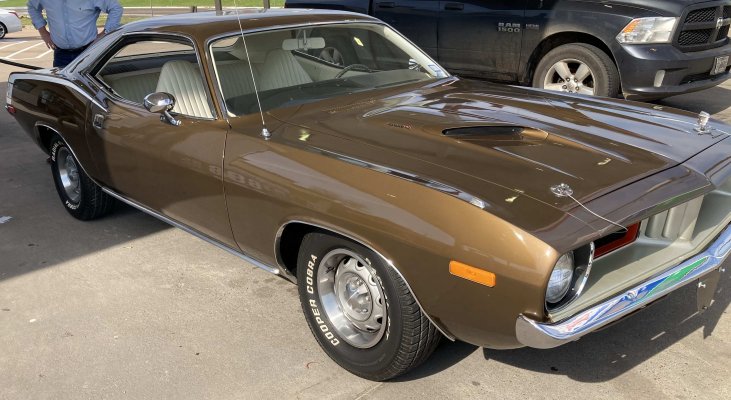 Cuda at gas station, 21.JPG Cuda at gas station, 21.JPG