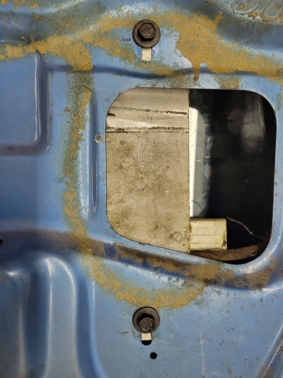 70Chall SE Passenger Door Close up Pic of Installed Pivot Bracket_12Feb26.jpg